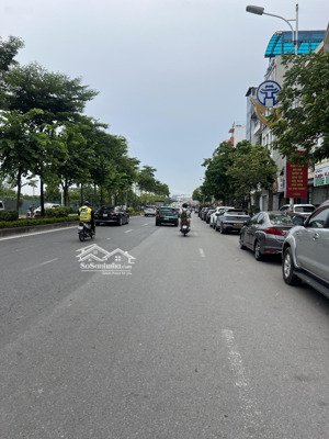 bán nhà mặt phố cổ linh -8 tầng thang máy -dòng tiền 1 tỷ /năm -2 làn đường -vỉa hè 5m