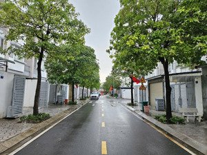 do nhu cầu đi định cư nước ngoài cần bán căn nhà phố liền kế shophouse full nội thất.hướng đông nam