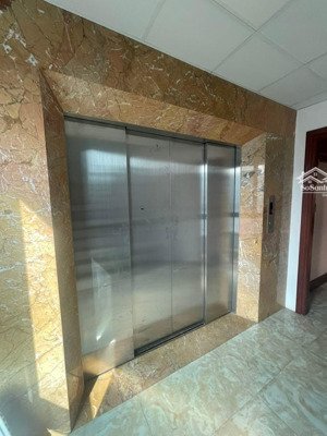 bán toà văn phòng mặt đường lạc long quân. 67m 6 tầng thang máy view hồ tây. 2 mặt tiền siêu đẹp