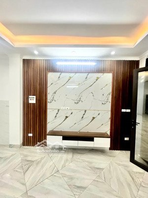 nhà đẹp ở ngay ngõ thông, rộng, thoáng mặt tiền trên 5m