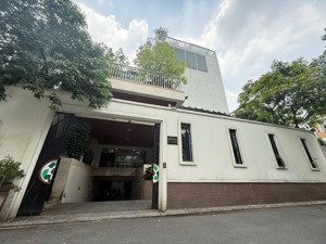 cho thuê biệt thự siêu đẹp, có hồ bơi- sân vườn gần 500m2 cách mạng tháng 8 q.tân bình 75tr/tháng