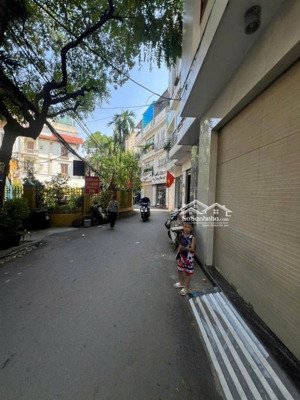 đất nguyễn ngọc vũ, lô góc, mặt tiền 11.5m, sổ đỏ hoa hậu, ngõ thông, gần phố, phù hợp xây tòa chdv