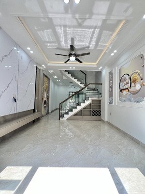 bán nhà 3 tầng mới tinh hướng đông nam ngõ chợ 208 nguyễn trung thành, hùng vương hồng bàng