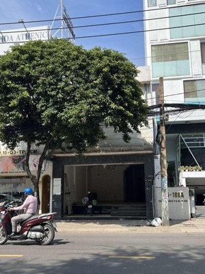 mặt tiền 188 cmt8, 66tr/tháng, nguyên căn