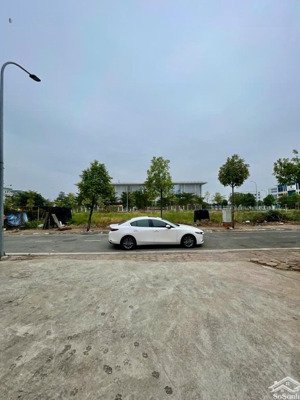 đất view ubnd quận bắc từ liêm , dt 111m2 , oto vào nhà , 2 thoáng , xcmn quá đỉnh