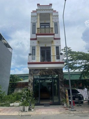 bán căn nhà đẹp giá rẻ bao gồm cả nội thất sang trọng trong khu dân cư cao cấp nhất thuận an