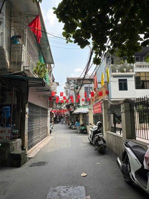 chính chủ bán nhà đinh công ,gần hồ,nhà đẹp dân xây,dt 35m2* 6 tầng,giá 5.9 tỷ.