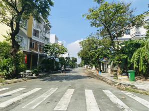 chỉ 24 tỷ - biệt thự 4t - 240m2 - sát globallcity - hồ bơi - kdc trí kiệt - quận 9