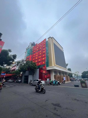 cho thuê vị trí hàm cá mập cũ 3 mặt tiền trái tim hoàn kiếm