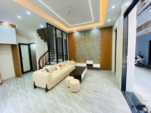 nhà hiếm tầm giá 6 tỷ đồng, lô góc 2 mặt thoáng, có sân để xe riêng, an ninh tuyệt đối