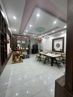 cần bán phố khu dân trí cao, thoáng mát mặt tiền 2 xe hơi tránh nhau