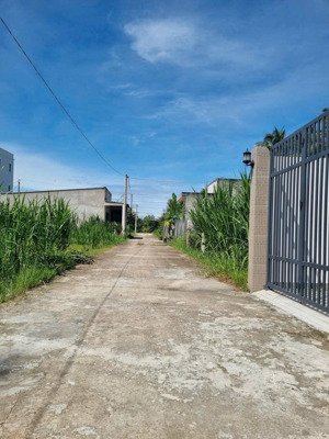 còn 1 căn duy nhất. giá rẻ nhất: 1 tỷ 600 triệu. thổ cư 100%. nhà hướng tây tại phú nhuận -bến tre.