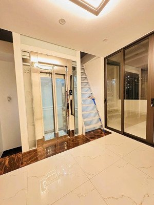 hiếm : hoàng quốc việt: 64m toà ccmn 7 tầng thang máy , mt 5.1m, ô tô tránh, dòng tiền 60tr/tháng