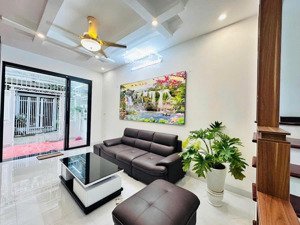 trung tâm cầu giấy - vị trí tiếp giáp ba đình - lô góc 3 thoáng - ngõ thông, ô tô đỗ cửa - sổ vuông