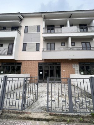 chính chủ cần bán gấp shophouse centa riverside vsip sát ga metro trung mầu, giá tốt