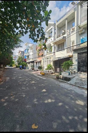 bán nhà mặt tiền gần đường số 10 kdc bình hưng. bình chánh . lh : phú