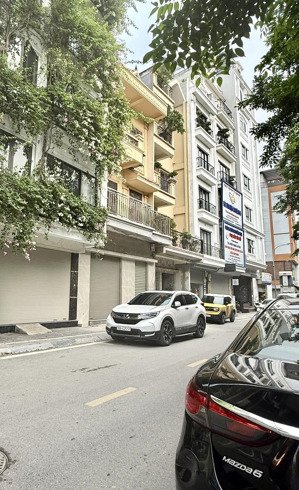 bán gấp chdv 70m 6 tầng lô góc ngõ thông ô tô dừng đỗ, 12 phòng tại trường chinh đống đa giá 19 tỷ.