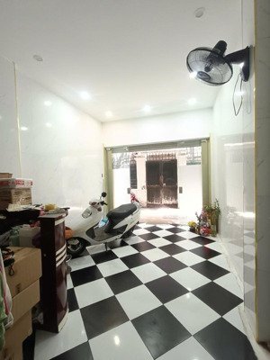 bán nhà phố kim mã, gần oto, ngõ thông trước nhà 3m, 25m*5 tầng tặng nội thất, tầng 1 kinh doanh