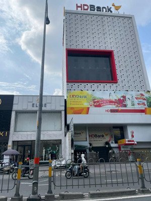 bán tòa nhà 4200m2 sàn mặt tiền đinh tiên hoàng- điện biên phủ q1-dt: 15x36m hđt 1 tỷ/th giá 210 tỷ