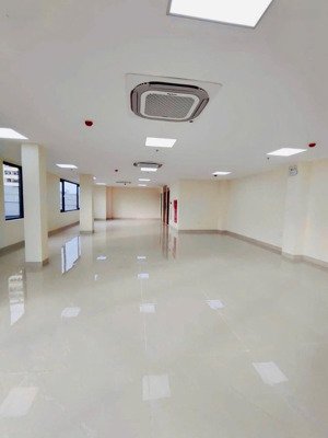 bán khách sạn mặt phố nguyễn khang 270m, mặt tiền 11m. giá 180 tỷ.