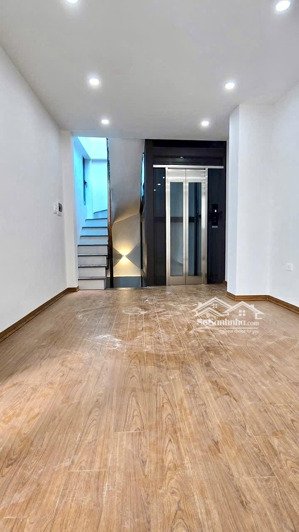 duy nhất! nhà đẹp 5 tầng thang máy phố giảng võ giá hơn 7 tỷ- ba gác đỗ cửa - ngõ thông thoáng
