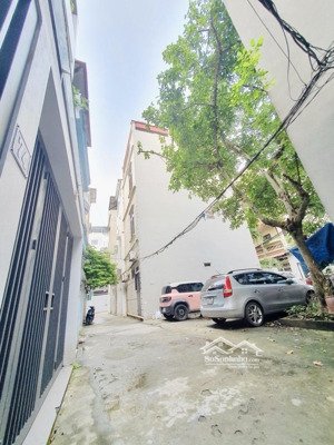 phố nguyễn văn cừ - dt 52m2- 12 tỷ -dân xây- gara ôtô - ô chờ thang máy - full nội thất -ở sướng