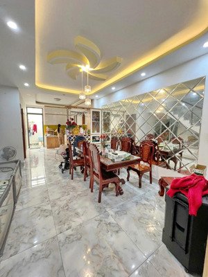 ngộp biệt thự hẻm 7pn 7wc diện tích (7.1 x18.5) đường phú thuận cần bán gấp