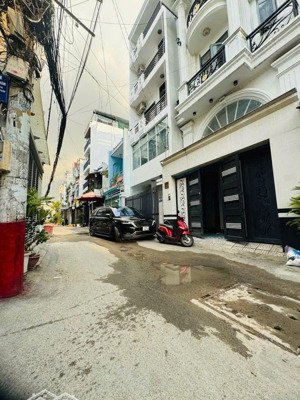 một trục phạm văn chiêu. hẻm xe tải. xe hơi ngủ trong nhà