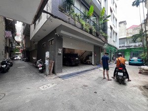 chính chủ ra nước ngoài ở cần bán gấp nhà lô góc phân lô ô tô tránh phố hoàng cầu giá tốt