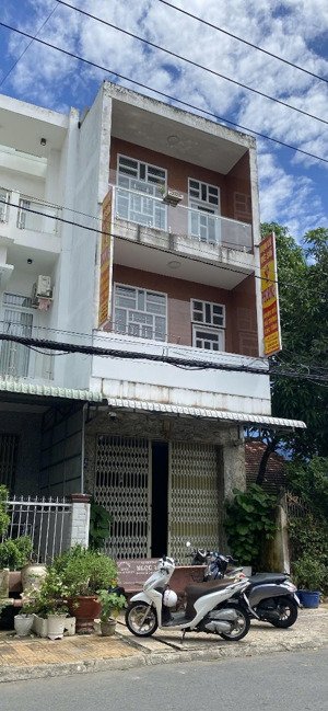 nhà mặt tiền, làm ăn. kinh doanh hoặc nhà ở ok