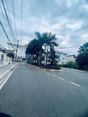 cần bán gấp đất ngang khủng 8m gần ubnd q9 cũ