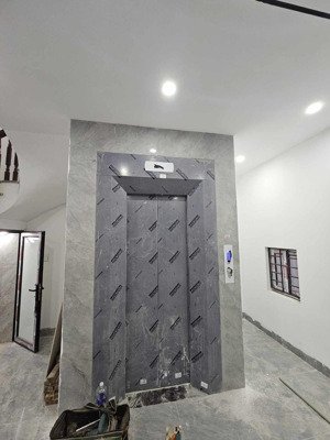 hơn 8 tỷ nhà mới đập hộp ngay p việt hưng dt 40m2 6 tầng thang máy, lô góc oto vào nhà