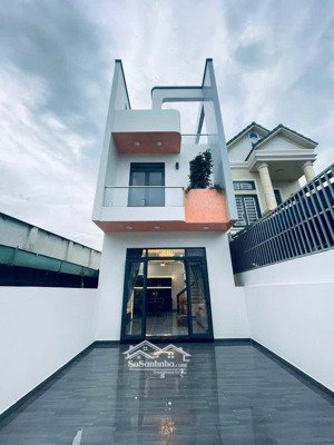 bán nhà mặt tiền dx23 ngay chợ phú mỹ, thủ dầu một nhà 1 trệt 2 lầu, 3pn, sân ô tô, full nội thất