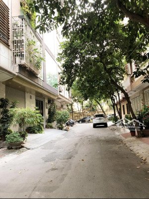 cho thuê nhà mặt ngõ trung kính, cầu giấy. dt 75m2, 4 tầng, mt 5m. ngõ oto, gần phố. 30 tr(thg)