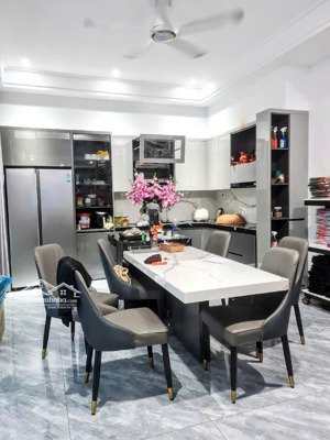 chủ thiện chí bán nhà tâm huyết 9.6 tỷ. 3 tầng mới. góc ngã tư gần công viên hải châu-đà nẵng.