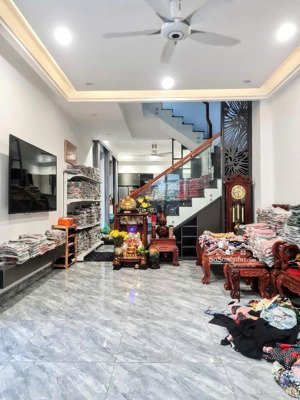 góc ngã tư, 3 tầng, hải châu. đẹp-chắc chắn, gia chủ đang ở. giá chỉ 9.6 tỷ