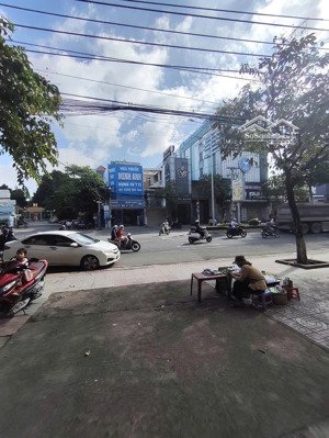 chủ đi nước ngoài cần bán căn nhà mặt tiền đường đồng khởi-biên hòa-đang có hđ thuê 27tr/tháng