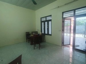 nhà riêng 120m2 full nội thất, 2 ngủ, 2 vệ sinh, 1 khách, 1 sân trước rộng để ô tô có mái che