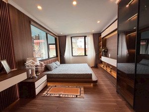 mặt ngõ thông - gần phố - mặt tiền 4,8m- tặng full nội thất 5 sao - thang máy- ngọc khánh