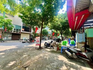 chuyển công tác bán căn nhà 1.5t ngõ 75 mậu lương ,chỉ 10m ra đường chính mậu lương 5.6ty