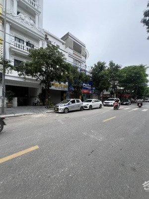hạ gấp 4 tỷ -chính chủ bán gấp nhà mặt phố trạm cổ linh -6 tầng thang máy -90m2 -mặt tiền 5m