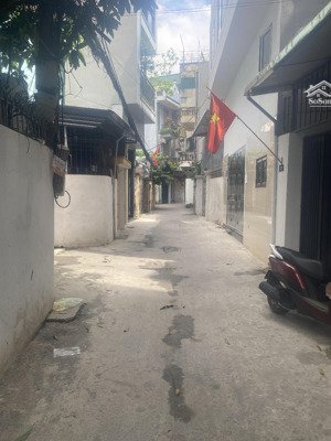 nhà bán lô góc sáng thoáng
ga ra ô tô
chỉ 20m ra mặt phố phùng hưng hà đông khu vực hiếm nhà bán