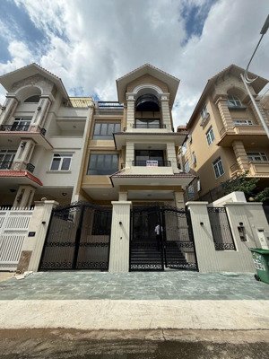 bán căn biệt thự kdc him lam p tân hưng dt 10x20m giá: 58 tỷ vị trí view hồ sinh thái lh 