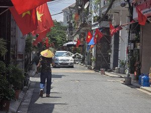 siêu phẩm việt hưng view vinhomes, ngõ thông rộng, ô tô vào nhà, 50m2, giá 10.8 tỷ, full nội thất