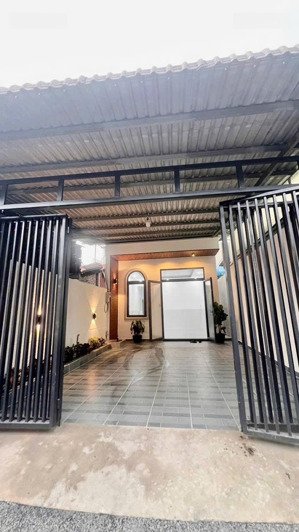 chủ cần bán ngôi nhà mới hoàn thành xong định hoà gần trường mầm non vị trí khu dân đông sân xe tải