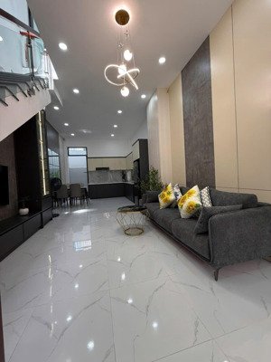 bán nhà mới xây - full nội thất - sân đậu ô tô - xách vali vào ở