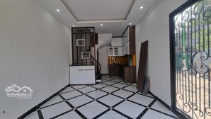 bán nhà nguyễn đình hoàn, mặt ngõ xe tải đỗ cửa, lô góc kinh doanh, ngõ thông, full đồ đẹp ở ngay