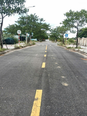 đất tái định cư đường dh2, lô kề góc sạch đẹp, 149,5m2 , trục 7,5m lề 5m mỗi bên.