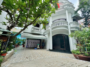 bán nhà tại phường tân kiểng, quận 7 - đường lâm văn bền. 223m2 - sân vườn - ngang 14m giá 29,8 tỷ.