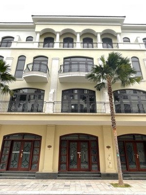 liền kề 58,5m2 đông nam hoàn thiện 5 tầng sẵn sổ đỏ giá 8,8 tỷ bao mọi phí tại vin 2 lh: 